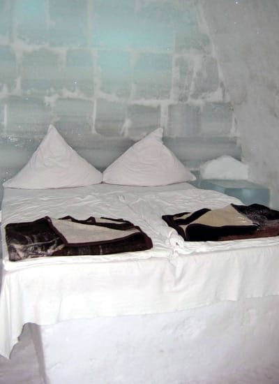 Bei einer Außentemperatur bis zu minus 25 Grad kann man sich auf sein kaltes Schlafzimmer sogar freuen, denn hier herrschen "nur" minus vier Grad. Die Eishotels werden aber meist nur für eine Nacht gebucht. Länger halten es die Touristen kaum aus.