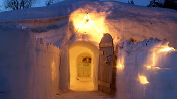 Schneehotels gibt es weltweit viele, besonders in Schweden und Norwegen finden sich zur kalten Jahreszeit viele dieser einmaligen und vergänglichen Unterkünfte.