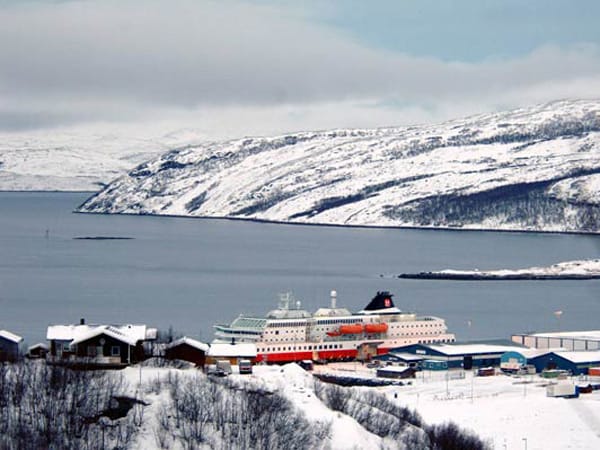Kirkenes war und ist bis heute vor allem eine Bergbaustadt. Bis 1996 arbeiteten mehr als tausend Menschen in der Eisenerz-Mine. Heute kommen meist Touristen, um das außergewöhnliche Flair zu genießen.