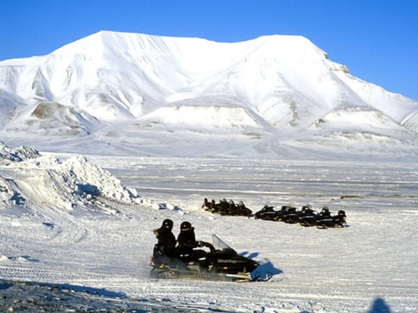 Für Touristen ist das nördlich des Polarkreises gelegene Kirkenes Ausgangspunkt für zahlreiche touristische Aktivitäten - auch im Winter. Vor allem wenn Ende Januar die Polarnacht zu Ende ist und sich die Sonne jeden Tag ein paar Minuten länger zeigt. Abenteuerlustige können mit dem Schneemobil über die gefrorenen Fjorde düsen.