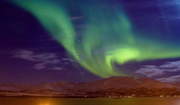 Polarlichter sind in Norwegen ein touristisches Highlight. In diesem Jahr sind sie besonders stark, weil der aktuelle Sonnenzyklus zu Ende geht und daher besonders viele Sonnenteilchen auf die Erdatmosphäre treffen. Das Lichterspektakel ist bis April zu sehen. Voraussetzung ist allerdings ein klarer Himmel.