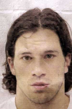 November 2004: Der Eishockey-Profi Mike Danton wird wegen versuchten Mordes zu siebeneinhalb Jahren Haft verurteilt.