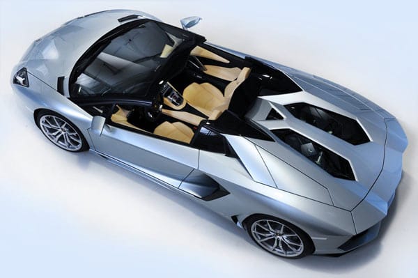 Lamborghini präsentiert nach Murcielago und Diablo den offenen Supersportwagen: Aventador LP 700-4 Roadster. Der 6,5 Liter V12-Sauger leistet 700 PS und ermöglicht einen Spurt von 0 auf Tempo 100 in drei Sekunden und eine Höchstgeschwindigkeit von 350 km/h.