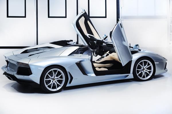 Mit dem Aventador Roadster hat Lamborghini das wohl extrovertierteste Cabrio auf die Räder gestellt, das derzeit auf dem Markt ist.