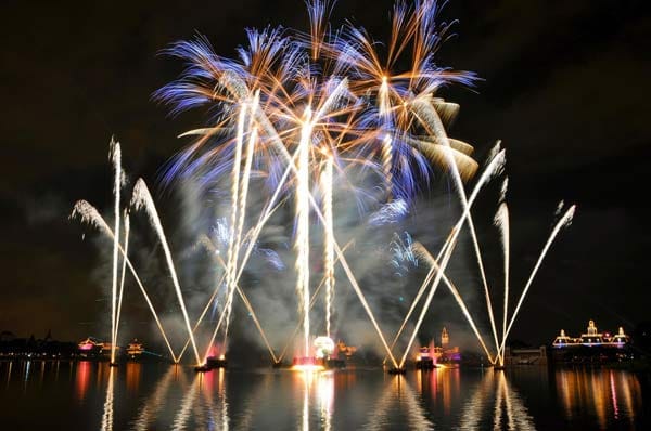 Das Feuerwerk und die erleuchtete Weltkugel werden vom angelegten Lagunen-See des Freizeitparks aus abgefeuert.