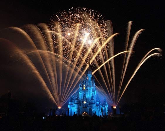 Die Feuerwerksraketen sind weltberühmt: Im Vorspann jeden Disney-Films taucht die gemalte Silhouette eines Märchenschlosses auf. Das hübsche Schloss, das Wasser und den glitzernden Feuerstrahl gibt es tatsächlich - und zwar jeden Tag in Disney-World.
