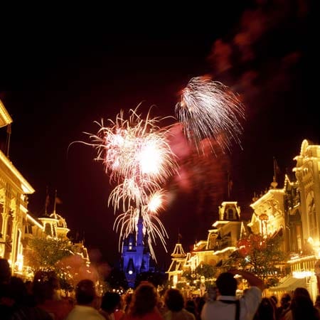 Für die Besucher bedeutet das Feuerwerk ein Highlight und den perfekten Abschluss ihres spannenden Tages.