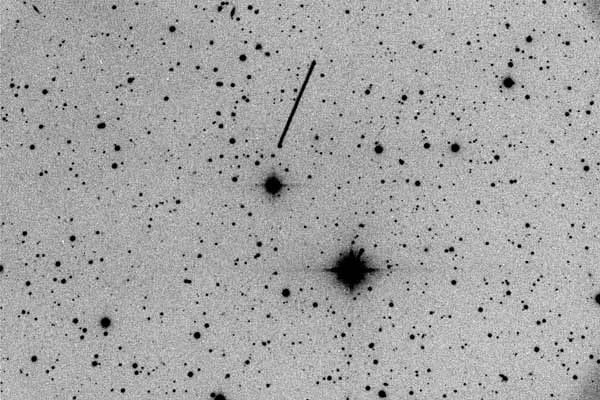 Auf der Aufnahme eines Hobby-Astronomen kann man die Bewegung des Asteroiden nachvollziehen. Er ist rund acht Mal schneller als ein Gewehrschuss.