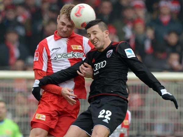 Christoph Menz (li.) springt hoch. Der Berliner will den Ball nach vorne köpfen, doch Ingolstadts Ahmed Akaichi springt dazwischen.