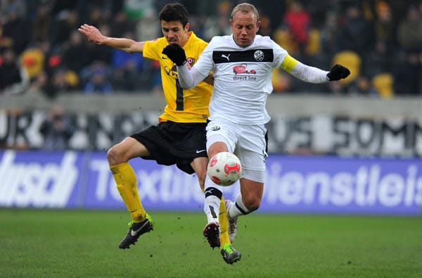 Sandhausens Frank Löning (re.) kommt vor Anthony Losilla von Dynamo Dresden an den Ball.