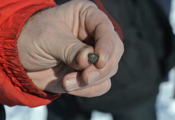 Nach der Explosion eines Meteoriten über dem Ural haben Forscher bisher 53 Teilchen gefunden, alle nur wenige Millimeter groß.