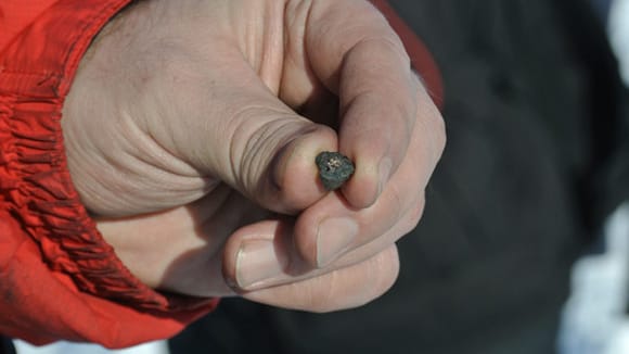 Nach der Explosion eines Meteoriten über dem Ural haben Forscher bisher 53 Teilchen gefunden, alle nur wenige Millimeter groß.