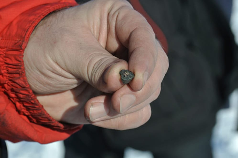 Nach der Explosion eines Meteoriten über dem Ural haben Forscher bisher 53 Teilchen gefunden, alle nur wenige Millimeter groß.