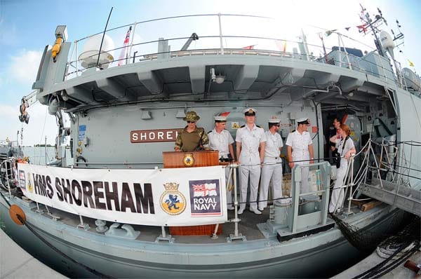 Militär: Über 1100 Aussteller aus fast 60 Ländern präsentieren in Abu Dhabi ihre neuesten Waffen und Technologien zur Kriegsführung. Da darf auch die "HMS Shoreham" der Britischen Navy nicht fehlen.