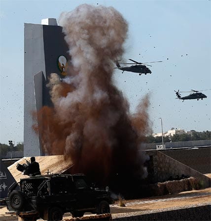 Militär: Kampfhubschrauber fliegen über die Köpfe der Besucher hinweg, Explosionen simulieren die Einschläge von Bomben.