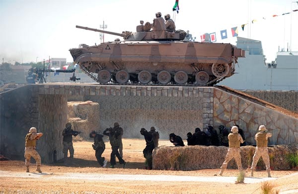 Begleitet von infernalischem Gefechtslärm rollen Panzer fotogen über künstliche Rampen.