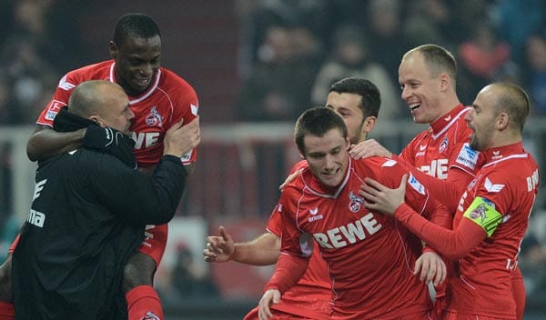 Auftakt nach Maß für die Kölner. Trainer Holger Stanislawski freut sich mit seinem Team über die frühe Führung.