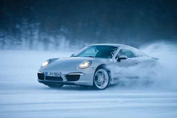 Auf Schnee und Eis geht es nicht primär um Höchstgeschwindigkeit auf den Geraden, sondern eher um die perfekte Kurventechnik und kontrollierte Drifts.