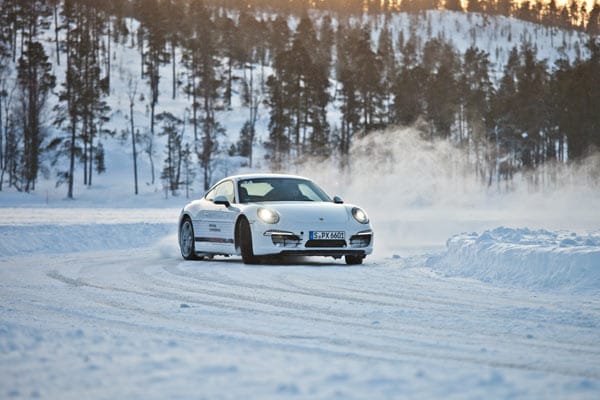 Ivalo ist einer von zwei Standorten in Finnland, wo Porsche Wintertrainings anbietet. Hier finden die Events für Fortgeschrittene statt. Im südlicher gelegenen Rovaniemi werden die Grundlagen für die sichere und sportliche Fahrweise auf rutschigem Terrain gelegt.