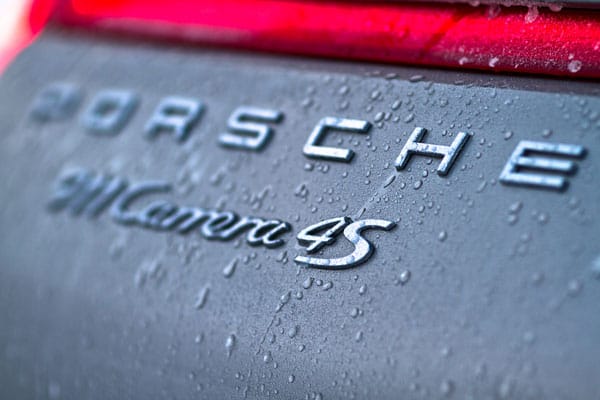 Der Vollständigkeit halber sei es nochmal erwähnt, dass die Ziffer "4" bei Porsche für die Allrad-getriebenen Modelle und das "S" für die noch sportlicheren Varianten des 911 Carrera steht.