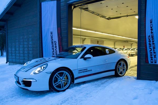 Neben der Halle, die Porsche extra für die Wintertrainings bauen ließ, gibt es noch eine eigene kleine Tankstelle und die wohl nördlichste Porsche-Werkstatt der Welt. Bei der Ausfahrt hat der 911er die Nase vorn.