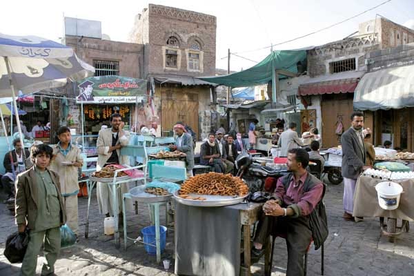 Egal, ob süße Kringel oder herzhafte Snacks: Auch im Vorderen Orient wie hier im Jemen wird Streetfood groß geschrieben.
