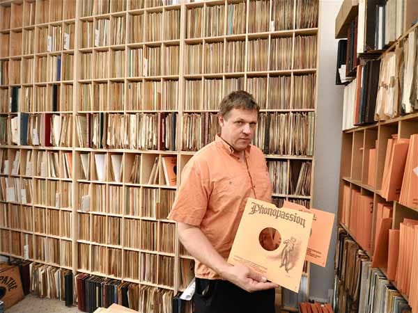 Die private Sammlung des Freiburgers Andreas Schmauder umfasst 35.000 bis 40.000 Schellackplatten. Sein Spezialgebiet: der europäische Jazz. Weitere 200.000 Stück bietet er in seinem Schellackplattenantiquariat Phonopassion zum Verkauf.