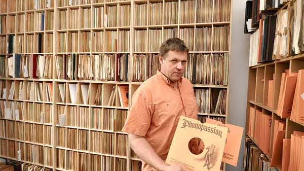 Die private Sammlung des Freiburgers Andreas Schmauder umfasst 35.000 bis 40.000 Schellackplatten. Sein Spezialgebiet: der europäische Jazz. Weitere 200.000 Stück bietet er in seinem Schellackplattenantiquariat Phonopassion zum Verkauf.