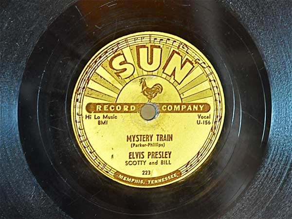 Von jedem Rock’n’Roll-Sammler gesucht: eine der fünf Singles, die von Elvis 1954 und 1955 für Sun Records in Memphis aufgenommen wurden.
