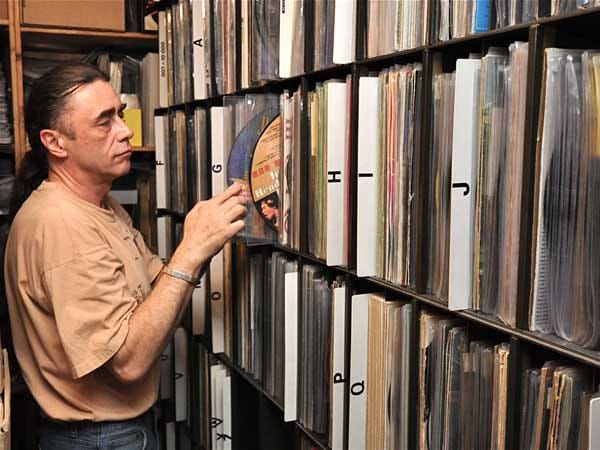 Peter Bastine sammelt Platten, bei denen das Aussehen wichtiger ist als die Musik: Picture Discs, die auf einer oder auf beiden Seiten ein Bild haben, und Shapes, das sind Platten, die in einer bestimmten Form geschnitten sind.