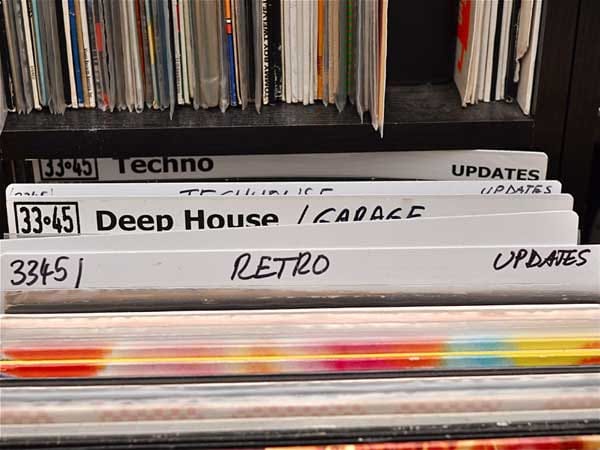 Techno- oder House-DJs sammelten auch nach Aufkommen der CD lieber Vinylplatten. Mittlerweile digitalisieren viele ihr Vinyl und legen mit dem Laptop auf.