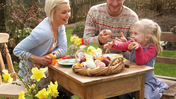 Ostereier bemalen mit der Familie