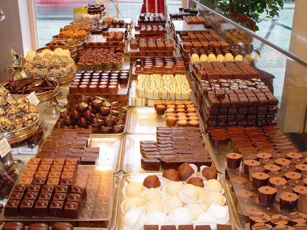 In Brügge dominieren vor allem zwei Arten von Geschäften das Stadtbild: Spitze und Schokolade.
