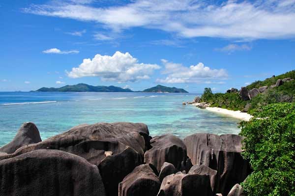 Die traumhaften Granitinseln bieten neben Luxus-Resorts auch viele einfache bis komfortable Unterkünfte für durchschnittliche Geldbeutel, und die Seychellois bedenken alle mit der gleichen herzlichen Gastfreundschaft.