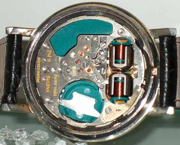 Die "Accutron" läuft auch heute noch recht genau mit 360 Hz, sie summt im Ton Fis, was an einen nervenden Moskito erinnert - und besitzt eine ausgezeichnete Gangabweichung von nur 60 Sekunden pro Monat. Mit dem Slogan "The Watch that hums!" wurde die Bulova-Uhr zum Renner. Schnell wurde die Nasa auf die Accutron-Uhren aufmerksam.