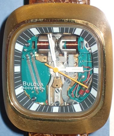 Die erste Stimmgabeluhr schuf der aus Basel stammende Physiker Max Hetzel beim US-schweizerischen Uhrenhersteller Bulova im November 1954. Im Oktober 1960 wurden die ersten Modelle namens "Accutron" verkauft – das Wort setzte sich aus dem englischen Begriff Accuracy (Genauigkeit) und Electronic zusammen.