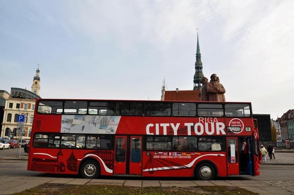 Ein Stadttourbus, der die Gäste durch Riga fährt.