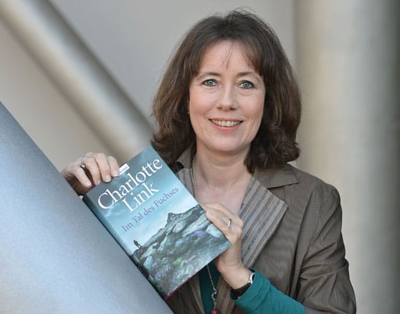 Charlotte Link (Geburtsjahr 1963) ist die erfolgreichste Roman-Autorin Deutschlands. Ihre spannenden Geschichten, die irgendwo zwischen Krimi und Thriller rangieren, spielen meist an der rauhen, englischen Küste. Ihren ersten Roman veröffentlichte sie bereits im zarten Alter von 19 Jahren. Bis heute folgten 30 weitere.