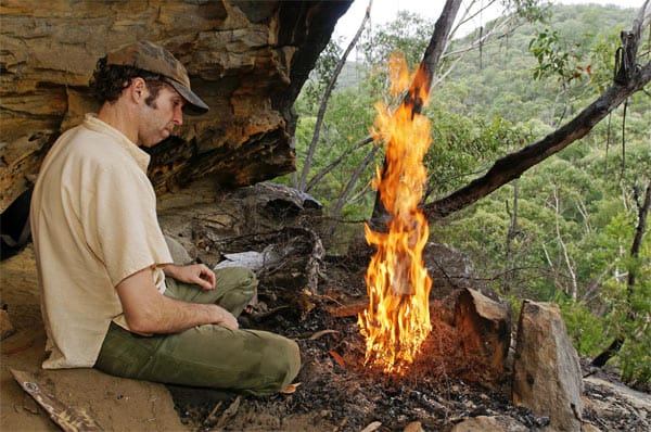 Wanderpause am Lagerfeuer in den Blue Mountains in Australien.