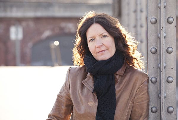 Schon mit ihrem ersten Krimi "Der Wald ist Schweigen" (2005) schaffte es Gisa Klönne (Geburtsjahr 1964) in die Bestsellerlisten. Die Autorin lebt in Köln, und dort spielen auch ihre spannenden Geschichten um das Ermittler-Team Judith Krieger und Manni Korzilius.
