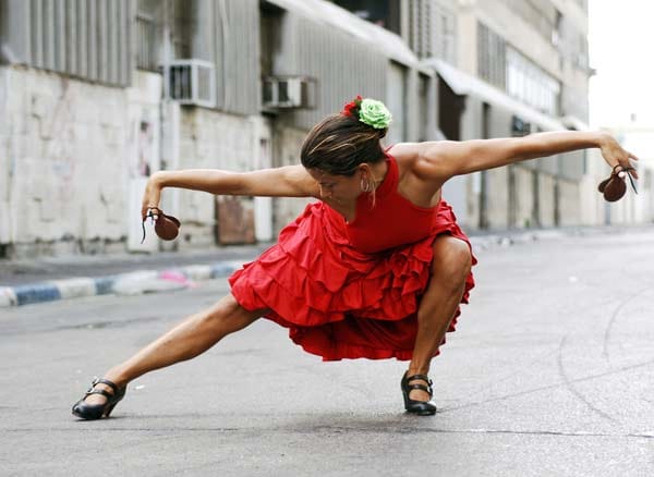 Flamenco besteht traditionell aus "el cante" (dem Gesang), "el baile" (der Tanz) und "el toque" (dem Instrument). Der Gesang ist für viele auch heute noch die wichtigste Grundlage für diese Kunstform - mit ihm drückten die "Gitanos" ihr Leid aus: Die Diskriminierung, die Verfolgung, die sie auch in ihrer neuen Heimat erfuhren.