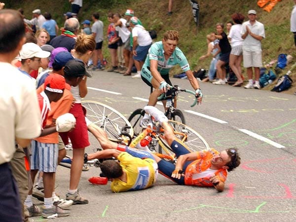 Diese Szene der Tour 2003 ist in Erinnerung geblieben: Am Anstieg des Luz Ardiden bleibt Lance Armstrong in einer Tasche eines Zuschauers hängen und kommt zu Fall.