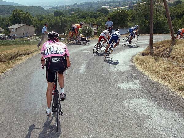 Auf der neunten Etappe der Tour de France 2003 ereignet sich der vielleicht bekannteste Sturz in der Tour-Geschichte. Mitfavorit Joseba Beloki rutscht auf einem geschmolzenen Teerflicken in der Abfahrt nach Gap aus und kommt schwer zu Fall. Beobachtet wird das Ganze von seinem Teamkollegen Jörg Jaksche (Nr. 15).