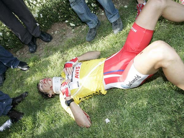 Nach einer Kollision mit Theo Bos im Schlusssprint der achten Etappe der Türkei-Rundfahrt 2009 stürzt Daryl Impey ins Absperrgitter, kann die Etappe jedoch noch mit Halskrause beenden.