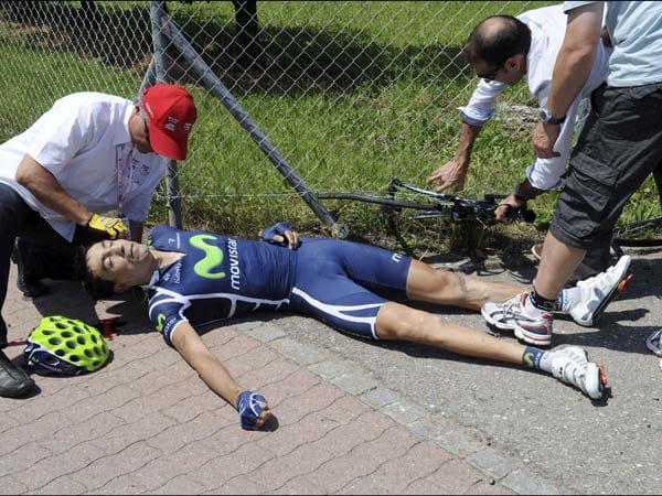 Mauricio Soler, 2007 Gewinner des Bergtrikots bei der Tour de France, kommt durch einen Zusammenstoß im Zielsprint der sechsten Etappe der Tour de Suisse 2011 zu Fall und verletzt sich schwer. Der Kolumbianer erleidet einen Schädelbasisbruch, einen Bruch des Sprunggelenks, sowie Lungenverletzungen.