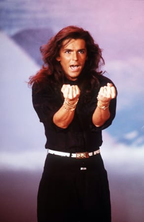 Thomas Anders in gewohnter Sänger-Pose. Die langen dunklen Haare galten lange als sein Markenzeichen.