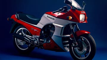 Wie eine Samurai-Rüstung: Die scharfkantige Halbschalen-Verkleidung sorgte für die markante Optik der Kawasaki GPZ 900 R.