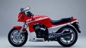 Länge läuft: Durch ihren langen Radstand hat die Kawasaki GPZ 900 R einen ausgezeichneten Geradeauslauf.