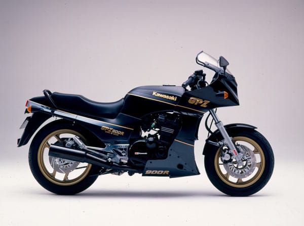Die schräg nach unten gezogene Scheinwerferverkleidung wiederholt sich in der Motorverkleidung der Kawasaki GPZ 900 R.