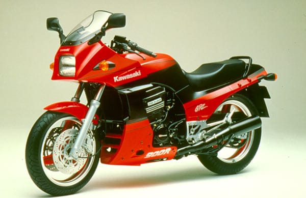 Die gebogenen Kanten der Verkleidung von Scheinwerfer und Motor erinnern auch an Samurai-Schwerter. Bei ihrer Präsentation galt die Kawasaki GPZ 900 R als überaus wuchtiges Motorrad.